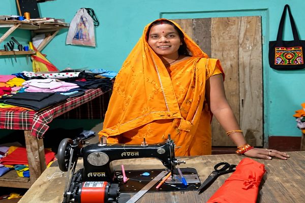 कहानी बदलाव की : महतारी वंदन ने बढ़ाया हौसला, सिलाई ने संवारी जिंदगी