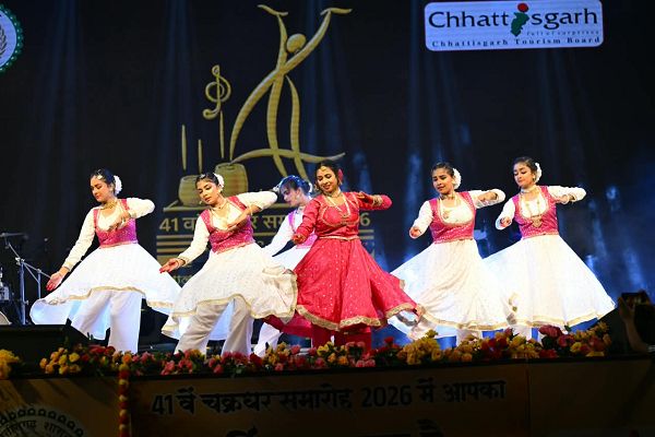 नुक्कड़ नाटक ने दिया सेवा का संदेश, अम्बेडकर चौक पर जुटे लोग