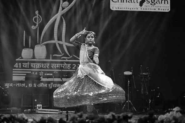 चक्रधर समारोह: शिव वंदना में अश्विका ने बिखेरी कथक की मनोहारी छटा, लखनऊ घराने की नजाकत ने मोहा मन