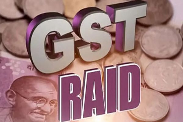 गुटखा गोदाम पर जीएसटी की रेड: 2 मशीनें और 30 बोरा माल जब्त