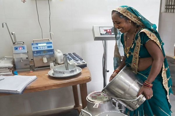 विशेष लेख : जोरातराई की 17 आदिवासी महिलाओं ने डेयरी व्यवसाय से लिखी आत्मनिर्भरता की नई कहानी