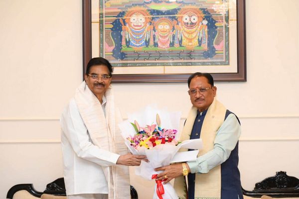 मुख्यमंत्री श्री विष्णु देव साय ने ओडिशा के राज्यपाल डॉ. हरि बाबू कंभमपति से की शिष्टाचार भेंट