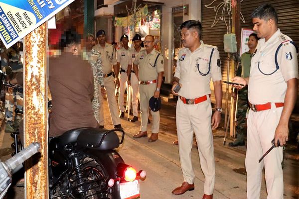 कबीरधाम पुलिस की रात्रिकालीन कॉम्बिंग गश्त से असामाजिक तत्वों के उड़े होश