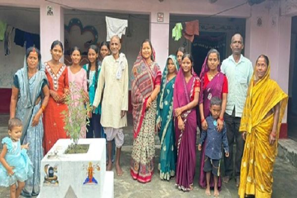 मंत्री लक्ष्मी राजवाड़े पहुंचीं ग्राम कुंजनगर, महिलाओं से किया आत्मीय संवाद