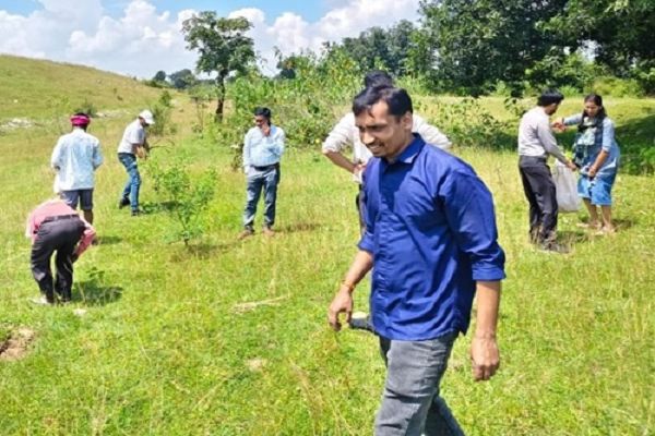 ग्रामीणों ने जोगी डोंगरी जलाशय में स्वच्छता अभियान चलाकर दिया जल संरक्षण का संदेश