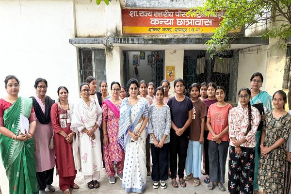 राज्य महिला आयोग की अध्यक्ष डॉ. ममता साहू ने किया कन्या छात्रावास का औचक निरीक्षण