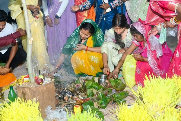करमा पूजा में शामिल हुईं मंत्री श्रीमती लक्ष्मी राजवाड़े, प्रकृति, संस्कृति और लोकपरंपराओं के संरक्षण का दिया संदेश