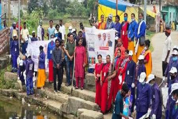 महापौर के नेतृत्व में जनप्रतिनिधियों, स्व सहायता समूहों और वार्डवासियों ने किया श्रमदान