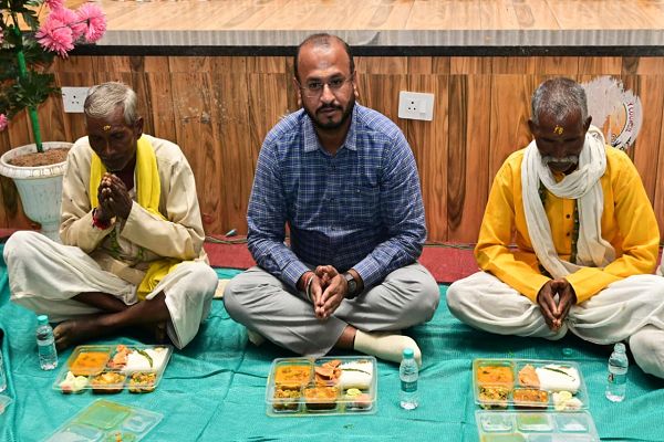 नेवता भोज में दिखी सामाजिक समरसता की मिसाल, एक साथ बैठे बैगा पुजारी, जनप्रतिनिधि और अधिकारी