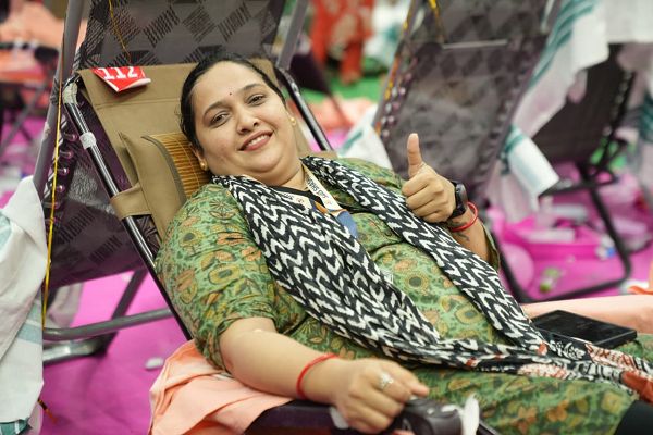 23 सितंबर 2026/रायपुर में महिलाओं ने रक्तदान कर तोड़ी भ्रांति 1,188 महिलाओं ने रक्तदान कर नई तस्वीर पेश की गोल्डन बुक ऑफ वर्ल्ड रिकार्ड में 8 घंटे में सबसे अधिक महिलाओं के रक्तदान का रिकार्ड दर्ज, मुख्यमंत्री को दिया गया प्रमाण पत्र