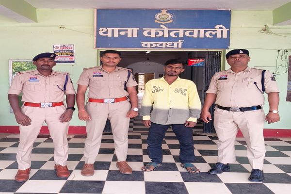 *झंडा चौक में तलवार लहराकर लोगों को धमकाने वाला युवक गिरफ्तार**