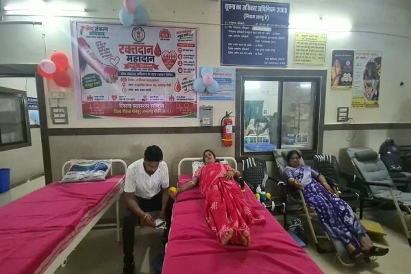 सेवा संकल्प अभियान : रक्तदान से मानव सेवा की मिसाल बनीं श्रीमती केसरी साहू