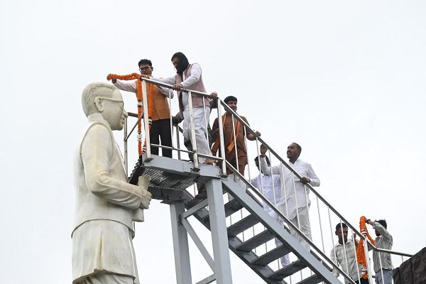 पंडित दीनदयाल उपाध्याय की जयंती पर वित्त मंत्री श्री ओ.पी. चौधरी ने किया श्रद्धापूर्वक नमन