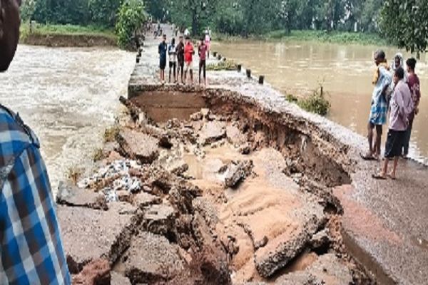 बाढ़ प्रभावित परिवारों की सुरक्षा और सड़कों की बहाली के लिए प्रशासन मुस्तैद
