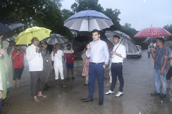बाढ़ प्रभावित गांवों में पहुंचे सीईओ जयंत नाहटा, ग्रामीणों से सुरक्षित स्थानों पर जाने की अपील