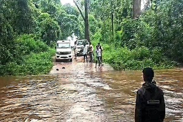  *लगातार बारिश के बीच 24 घंटे से बाढ़ में फंसे यात्रियों के लिए मददगार बनी झलमला पुलिस।*