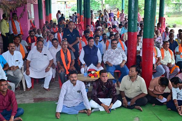  गांव की चौपाल और &lsquo;मन की बात&rsquo; : मंत्री दयालदास बघेल ने ग्रामीणजनों के साथ सुना प्रधानमंत्री श्री नरेंद्र मोदी का संदेश