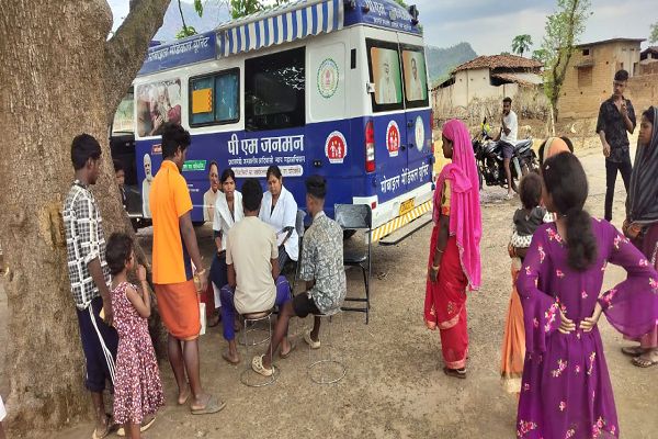 सेवा संकल्प अभियान : सेवा की कहानी : पहाड़ी कोरवा बसाहटों तक पहुंच रही स्वास्थ्य सेवा, सात मोबाइल मेडिकल यूनिट दे रहीं घर के नजदीक उपचार