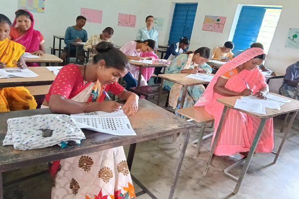 राज्यव्यापी महापरीक्षा में सरगुजा के 4198 नवसाक्षरों ने उत्साह से लिया भाग&rsquo;