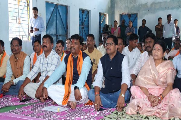 कुंगारपाल में वन मंत्री श्री केदार कश्यप की मौजूदगी में ग्रामीणों ने सुना 'मन की बात' का 138 वां संस्करण