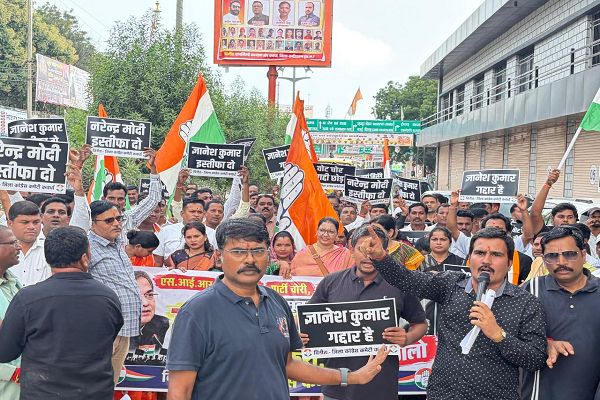 *जब सैंया भय, चुनाव आयोग तो डर काहे का - नवीन जायसवाल*  *SIR और चुनावी प्रक्रिया में पारदर्शिता की मांग को लेकर कांग्रेस का जोरदार प्रदर्शन*