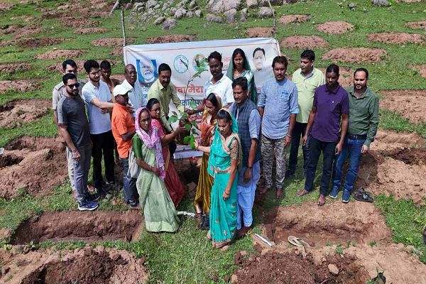 सेवा संकल्प अभियान के तहत ग्राम पंचायत बम्बा में हुआ वृहद पौधारोपण