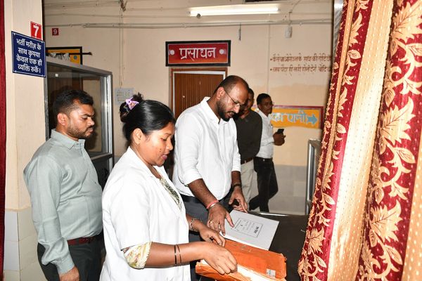 पेंड्रा-मरवाही : कलेक्टर ने आंगनबाड़ी एवं स्वास्थ्य केंद्र का किया निरीक्षण