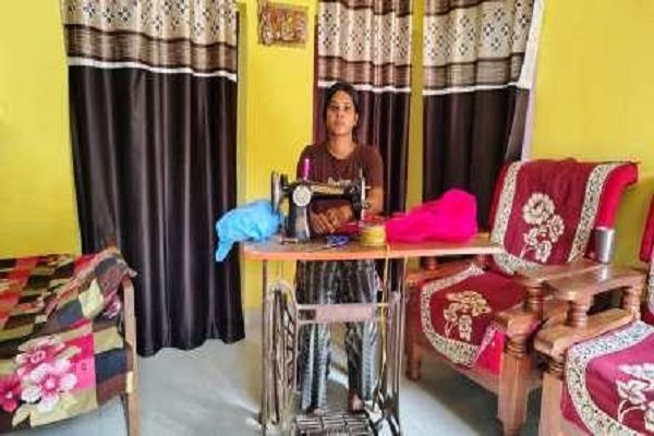 सिलाई का काम आता था, योजना से अपने काम को शुरू करने का मौका मिला&rdquo; : मनीषा&rsquo;