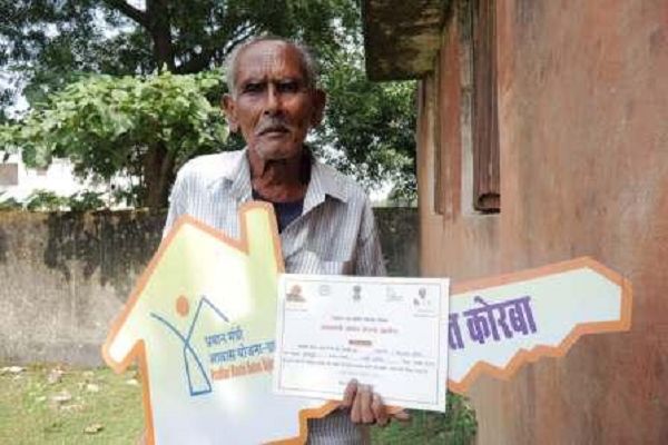सेवा सेतु शिविर में कचरबाई और सदानंद को मिली प्रधानमंत्री आवास की चाबी