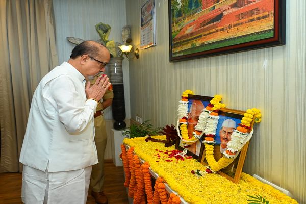 राज्यपाल श्री रमेन डेका ने महात्मा गांधी एवं लाल बहादुर शास्त्री को श्रद्धा सुमन अर्पित किए