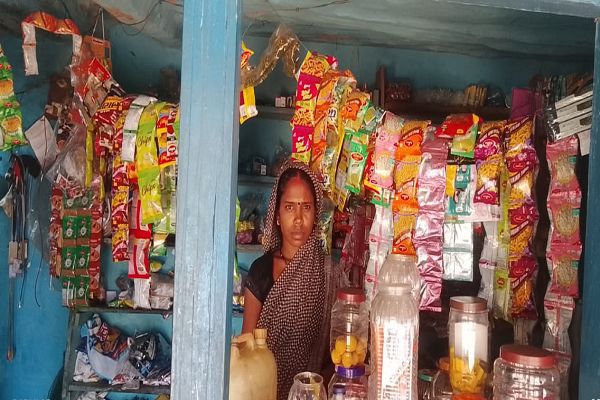 सेवा की कहानी : खेतिहर श्रमिक परिवार की रमावती हैं अपनी दुकान की संचालक