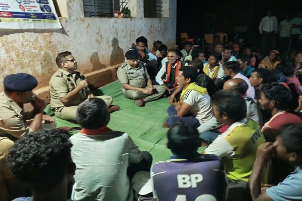*वनांचल ग्राम कनहरी में पुलिस अधीक्षक श्री जितेन्द्र कुमार यादव ने ग्रामीणों के बीच पहुंचकर आयोजित की संध्याकालीन पुलिस जनचौपाल।*