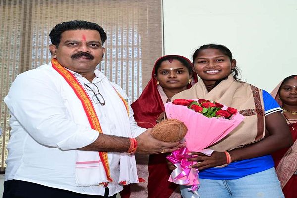 एशिया कप विजेता गीता यादव से मिले डिप्टी सीएम विजय शर्मा