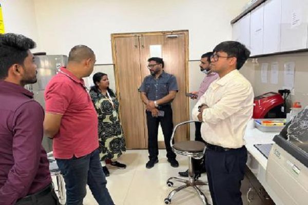 कलेक्टर के निर्देश पर निजी अस्पतालों में संचालित गतिविधियों का औचक निरीक्षण