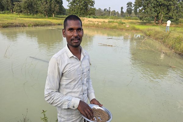 सेवा संकल्प अभियान : सेवा की कहानी: डबरी बनी शिवबालक की आजीविका का आधार, मछली पालन से बढ़ी आमदनी