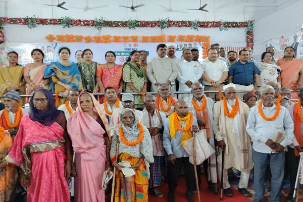 मेगा स्वास्थ्य शिविर में बुजुर्गों का सम्मान, बांटे सहायक उपकरण