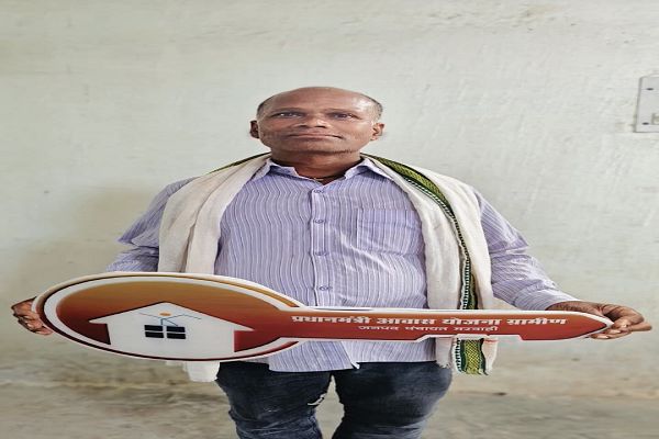 अब न टपकती छत की चिंता, न सीलन का डर&mdash;जोहन सिंह के परिवार को मिला पक्का घर