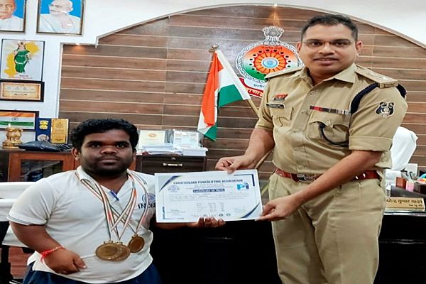 *पुलिस अधीक्षक ने दिव्यांग खिलाड़ी देव सिंह को किया सम्मानित - राष्ट्रीय प्रतियोगिता के लिए बढ़ाया उनका हौसला-*