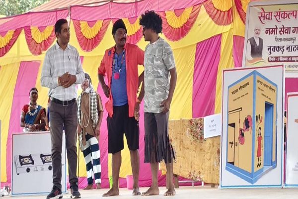 बस्तर की नई सुबह : देवगांव पोर्टा केबिन के नौनिहालों ने नुक्कड़ नाटक से जगाई &lsquo;नमो सेवा&rsquo; की अलख