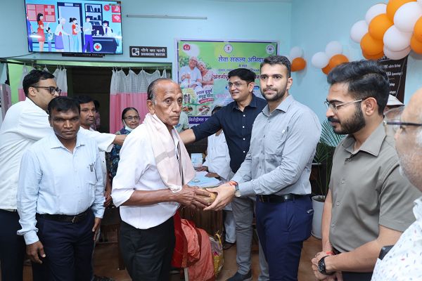 सेवा संकल्प में कलेक्टर ने वृद्धजनों का किया सम्मान