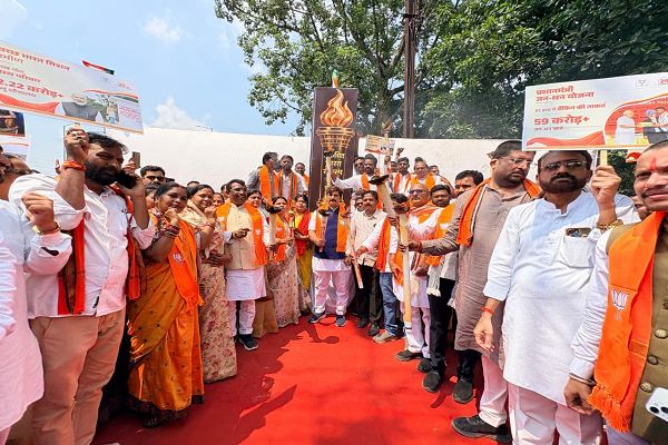  *सेवा ज्योति  यात्रा में गूंजा सेवा और राष्ट्र निर्माण का संदेश*   0 गरियाबंद में निकली भव्य सेवा ज्योति  यात्रा, विकसित भारत@2047 का लिया सामूहिक संकल्प।
