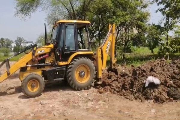 निगम की जमीन पर कब्जे की कोशिश, जेसीबी जब्त