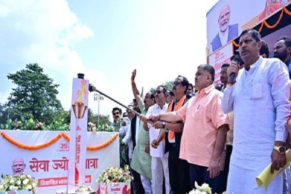 विकसित भारत के संकल्प से जगमगाया जशपुर, पर्यटन मंत्री राजेश अग्रवाल के नेतृत्व में निकली &lsquo;सेवा ज्योति यात्रा&rsquo;