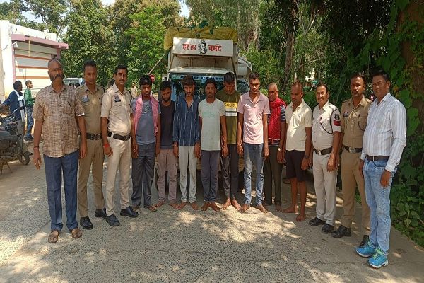 *मवेशियों को बिना चारा-पानी के क्रूरतापूर्वक वाहनों में भरकर परिवहन कर रहे 08 आरोपियों को थाना कुकदुर पुलिस ने किया गिरफ्तार।*