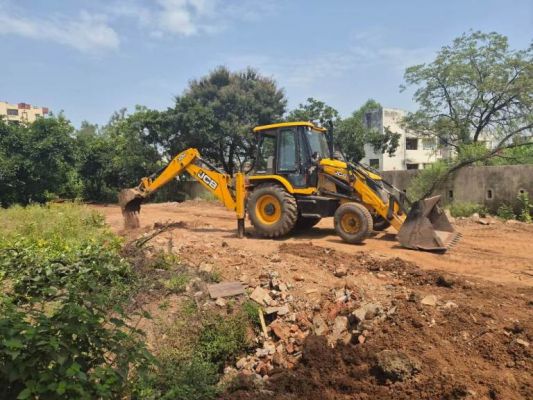 सरकारी जमीन पर अनाधिकृत पहुंच मार्ग बनाने की कोशिश, निगम ने उखाड़ा