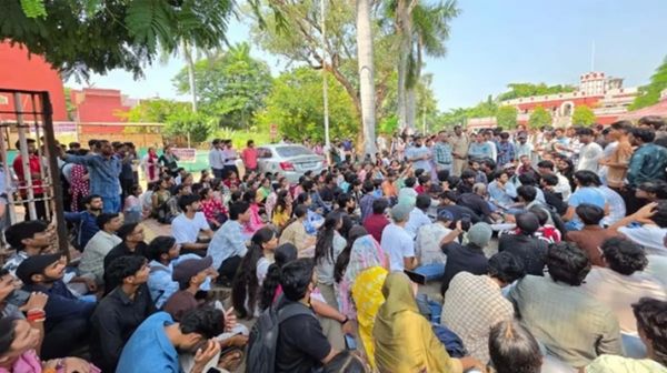 खैरागढ़ संगीत विवि में छात्रों का प्रदर्शन, &lsquo;कुलपति हटाओ&rsquo; के लगे नारे