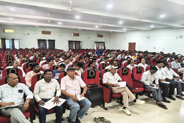 स्वामी आत्मानंद स्कूल में छात्र हितकारी योजनाओं और शिक्षा गुणवत्ता उन्नयन की गई समीक्षा*   *जिला शिक्षा अधिकारी ने संकुल शैक्षिक समन्वयकों को दिए विस्तृत दिशा-निर्देश*
