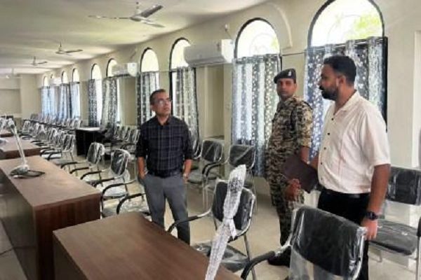 कलेक्टर जन्मेजय महोबे ने कलेक्टोरेट के नव निर्मित प्रथम तल का किया निरीक्षण