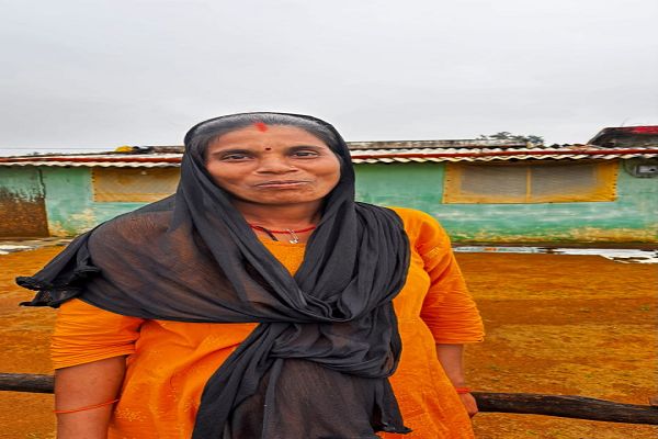 सेवा की कहानी : &rsquo;महतारी वंदन योजना से आशादेवी के बच्चों की पढ़ाई हुई आसान&rsquo;
