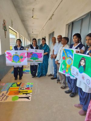  सेवा संकल्प अभियान के तहत बोरी में रंगोली और चित्रकला से बच्चों ने दिया स्वच्छ एवं विकसित भारत का संदेश